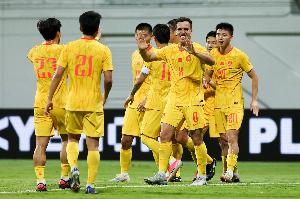 足球报：国足对阵新加坡下半场换上10人，整体混乱缺乏磨合